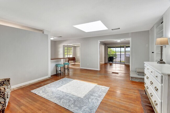 Building Photo - Bluelake Unit 3