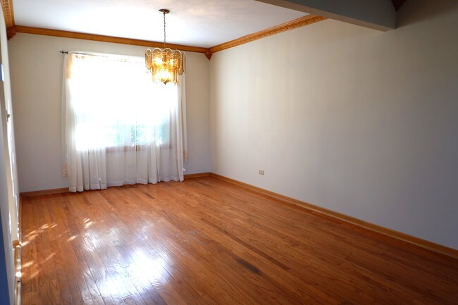Building Photo - 10S241 Wallace Dr