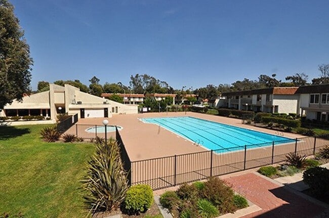 Building Photo - Lovely single level end unit in Tanglewood...