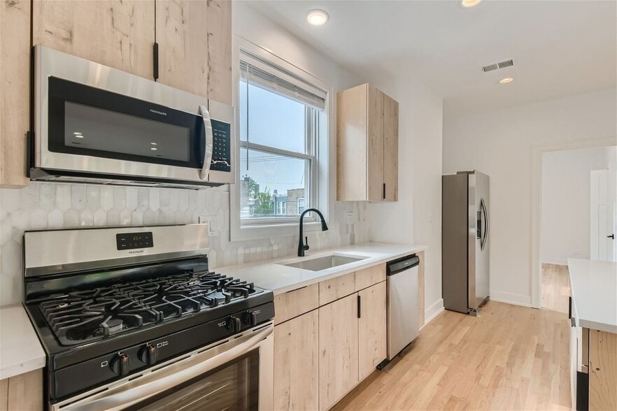 Building Photo - 2604 N Springfield Ave