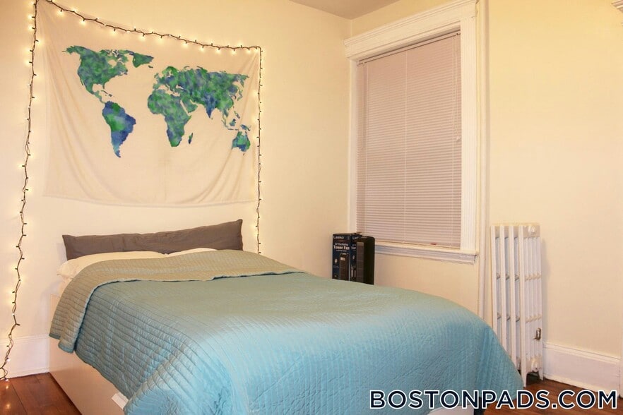 Building Photo - 879 Beacon St