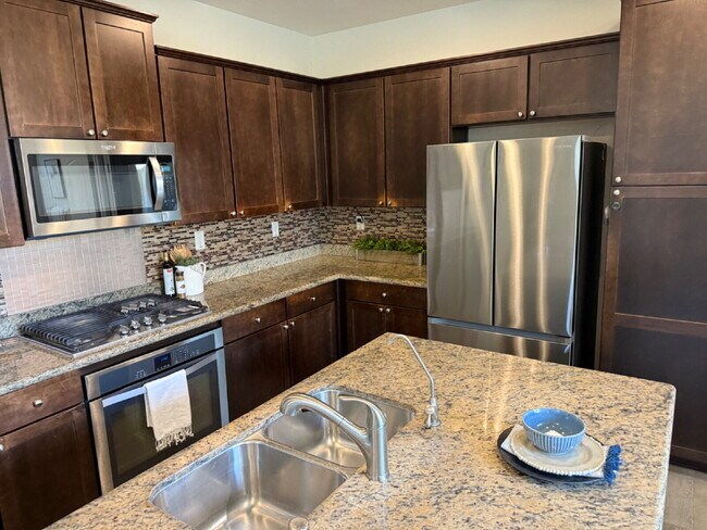 Building Photo - Beautiful Newer Built 3 Bed/2.5 Bath Detac...
