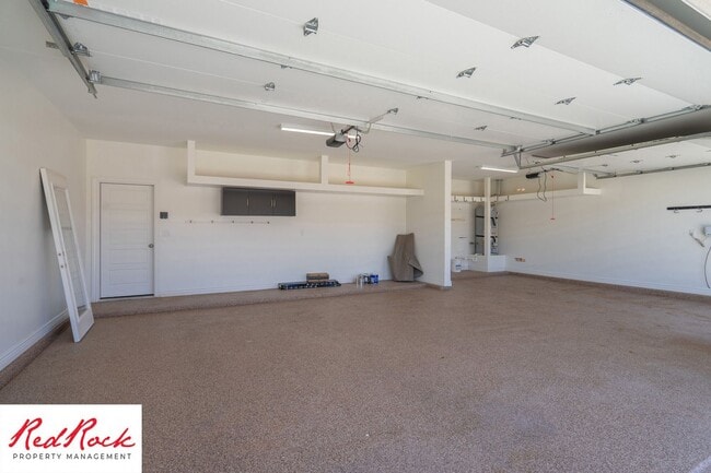 Building Photo - Stunning 4 Bedroom Home. Dog friendly!