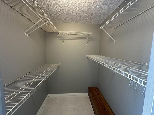 Building Photo - 5276 Middle Ct