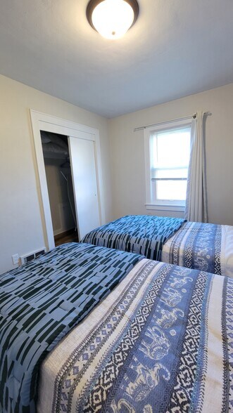 Building Photo - 922 6th St