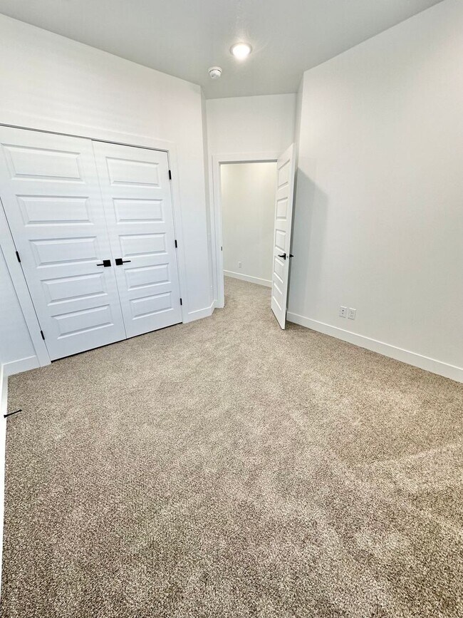 Building Photo - PET FRIENDLY!! HURRICANE TOWNHOME!