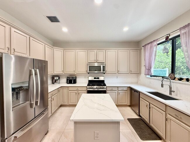 Building Photo - 212 Lone Pine Dr