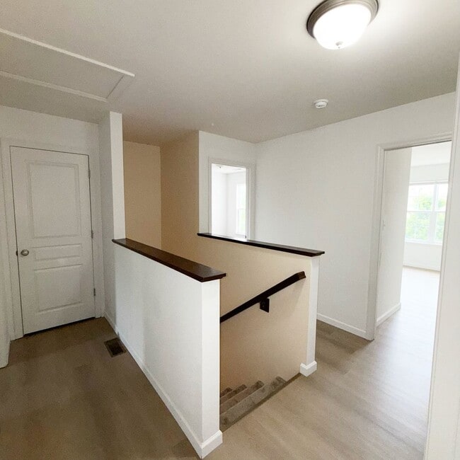 Building Photo - 569 Parkgate Dr