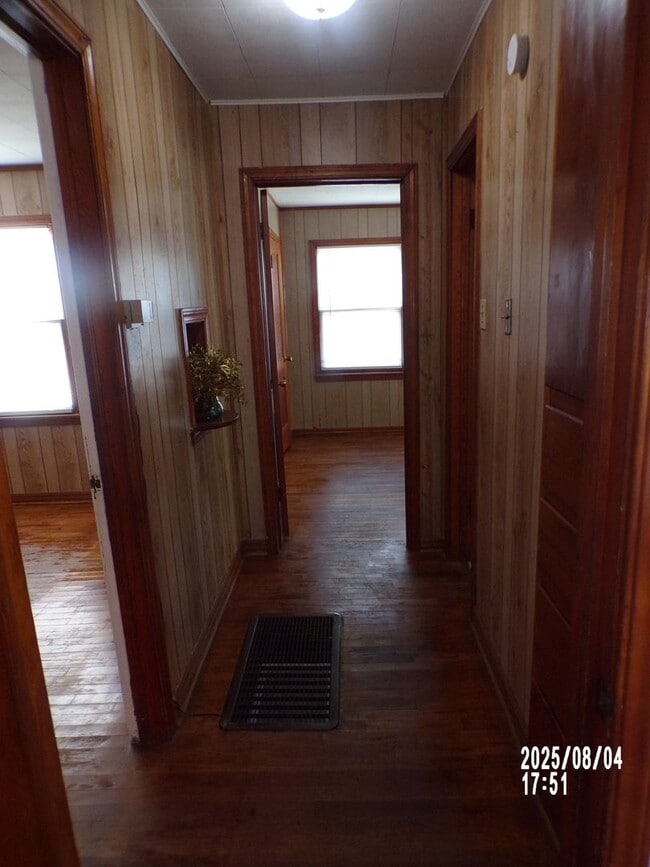 Building Photo - centrally located, pets negotiable with owner approval