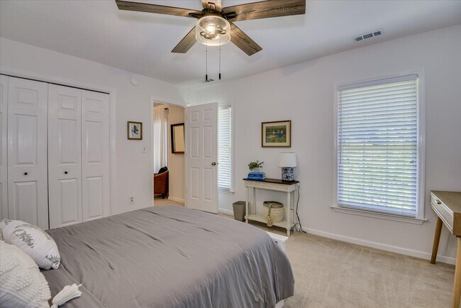 Building Photo - 869 Hickory Ridge Rd