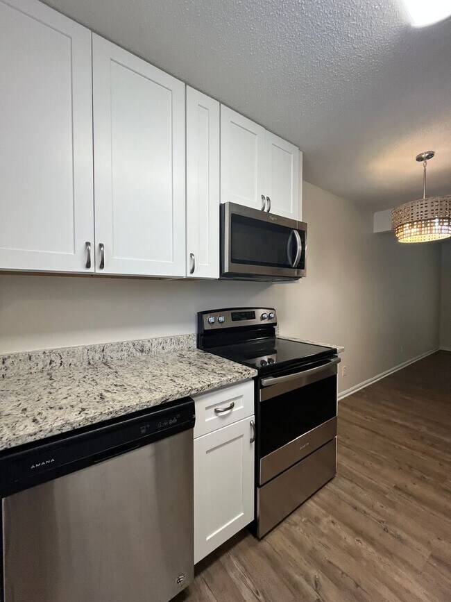 Building Photo - Charming 2 Bedroom Townhouse