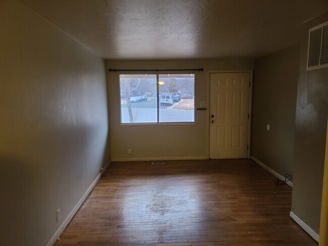Building Photo - 1104 Castlerock Dr