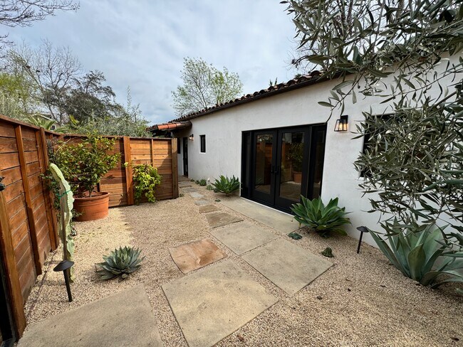 Primary Photo - 403 E Topa Topa St