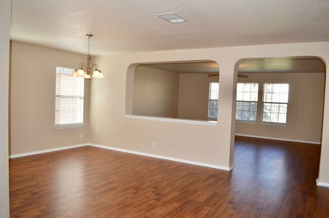 Building Photo - Newly remodeled 3 bed 2 bath