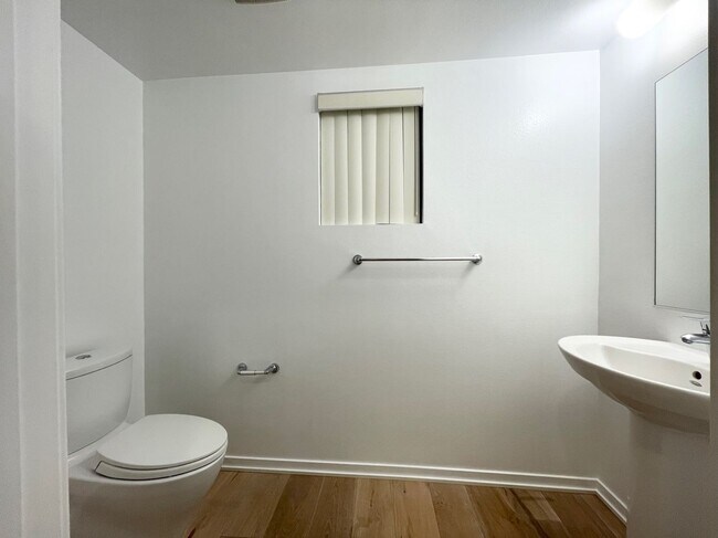 Building Photo - Dogpatch: Exceptional 1 Bed 1.5 Bath Condo @ Esprit Park with Garage Parking and Storage