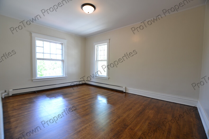 Building Photo - 208 N Hickory St