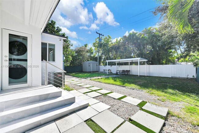 Building Photo - 876 NE 81st St