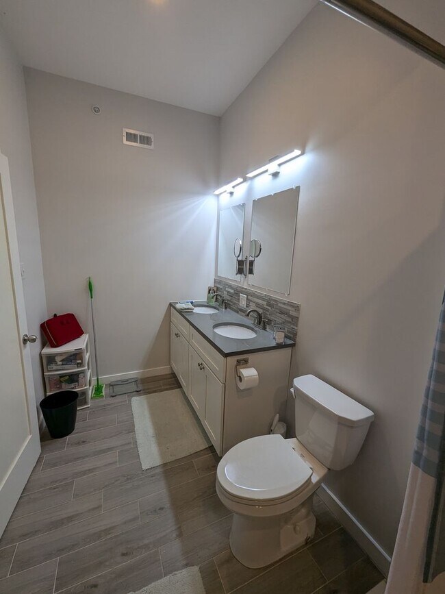 Building Photo - Stunning Home - Ludlow