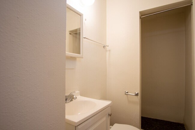Building Photo - Kenton Neighborhood 1-Bedroom Ready Mid-No...