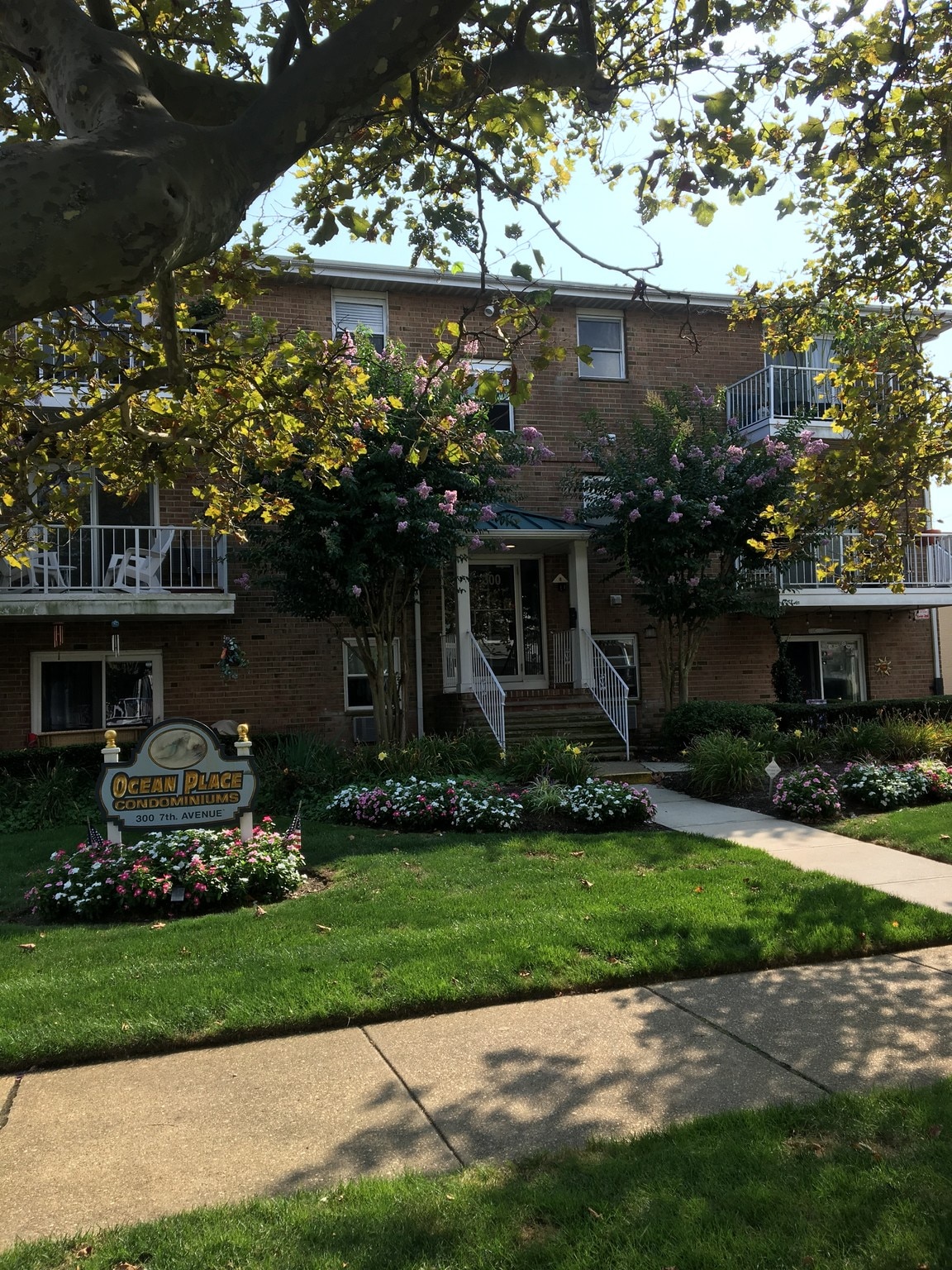 beautiful manicured secure bld - 300 7th Ave