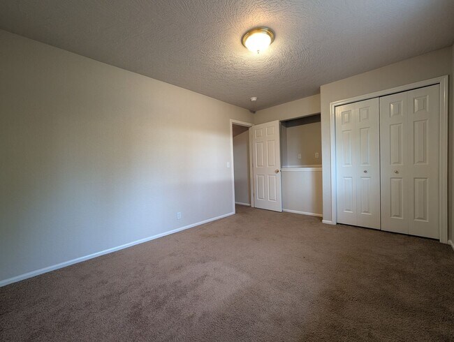 Building Photo - 3-Bedroom, 2.5-Bath Home Close To River Road In Eugene!