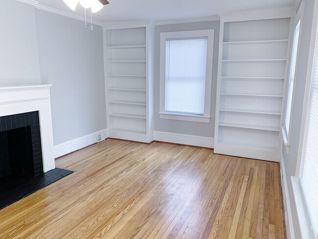 Building Photo - 3 Bed 2 Baths Grid home with fenced backya...