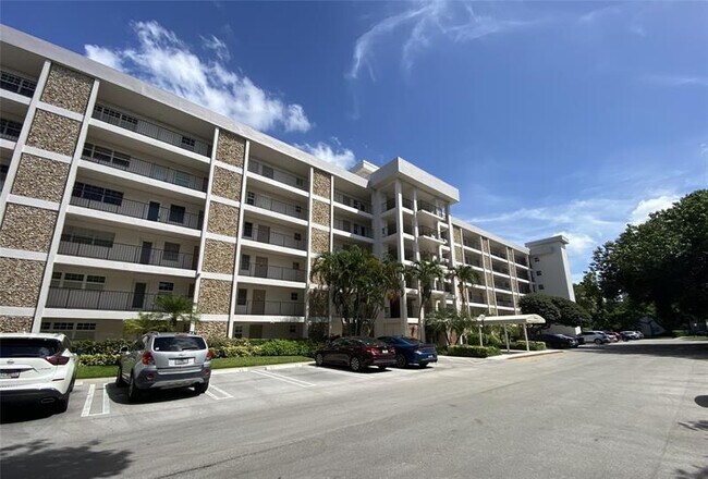 Building Photo - 2801 N Palm Aire Dr