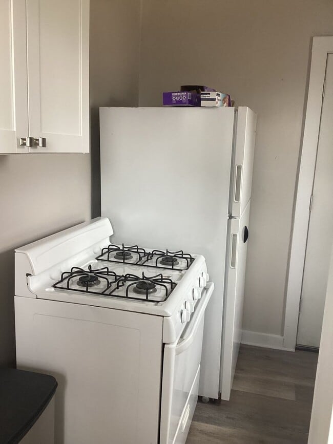 Building Photo - Cute Updated One Bedroom Near Park & Schools!  Pets Welcome!