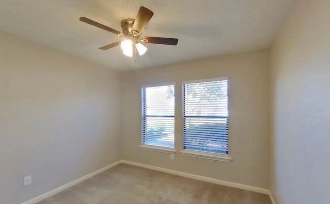 Building Photo - MOVE IN READY