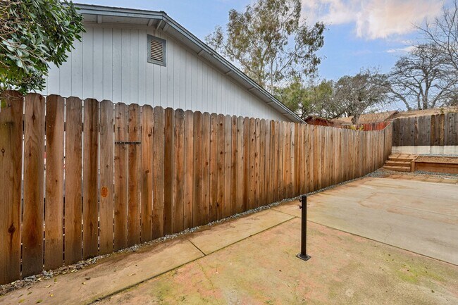 Building Photo - Updated 2 Bed, 2 Bath Duplex with Private Fenced Yard in Rescue!