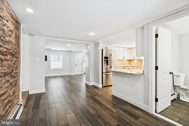 Building Photo - 1687 E Main St