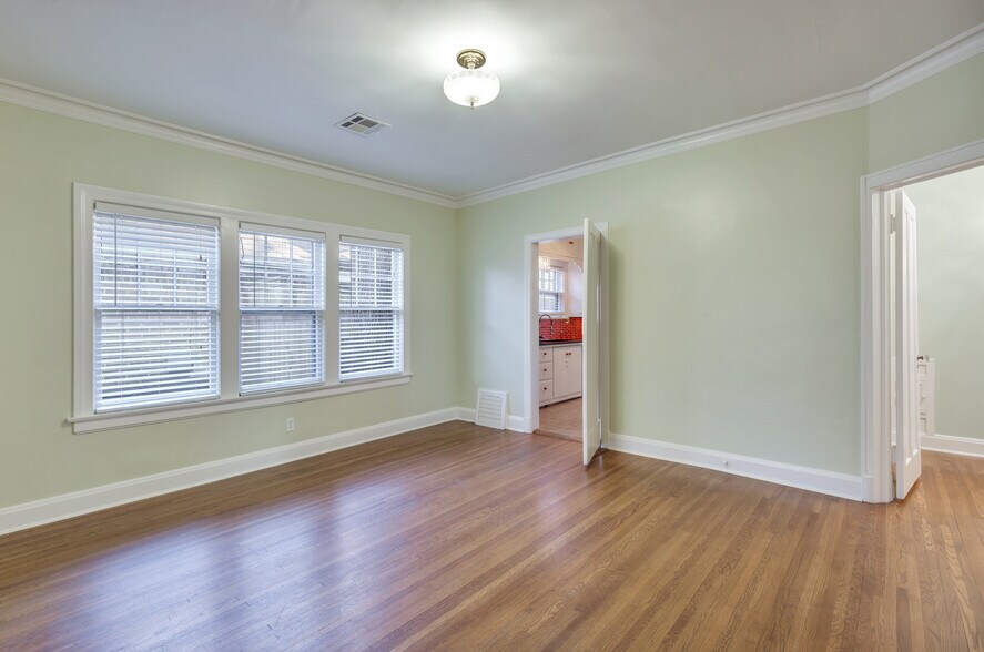 Building Photo - 109 E 26th Pl