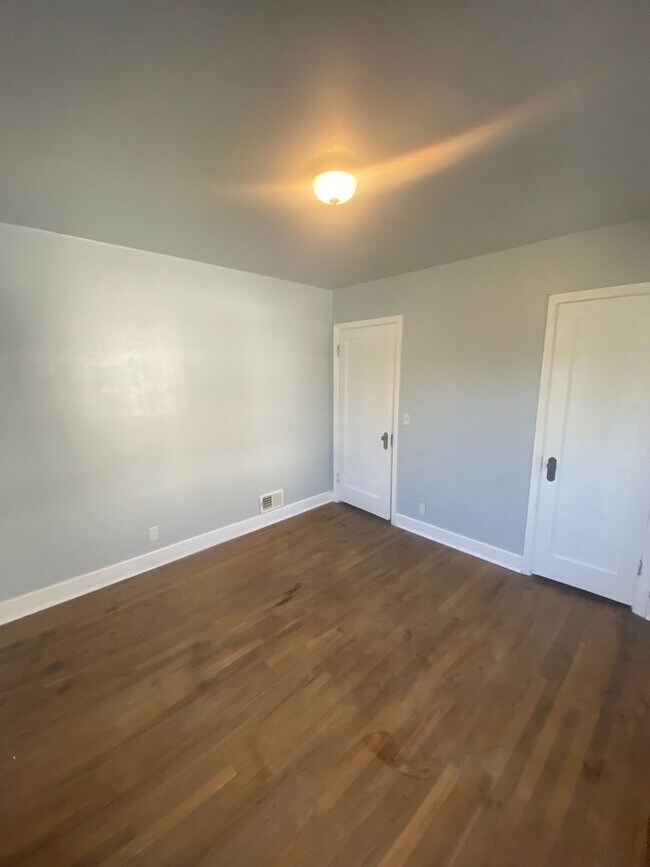 Building Photo - 5 bed 2.5 bath home