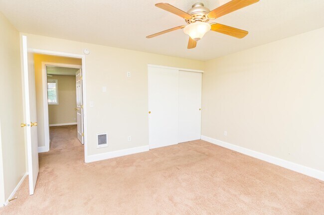 Building Photo - 3 bedroom 2 Bath Single Level on Large Lot