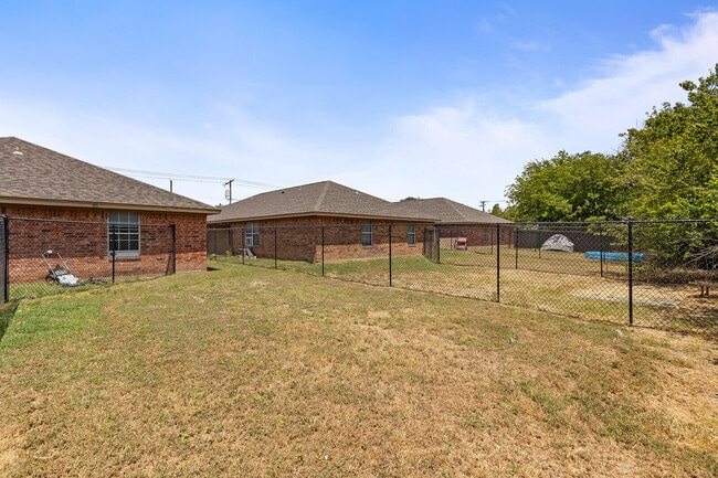 Building Photo - 233 E Craven Ave