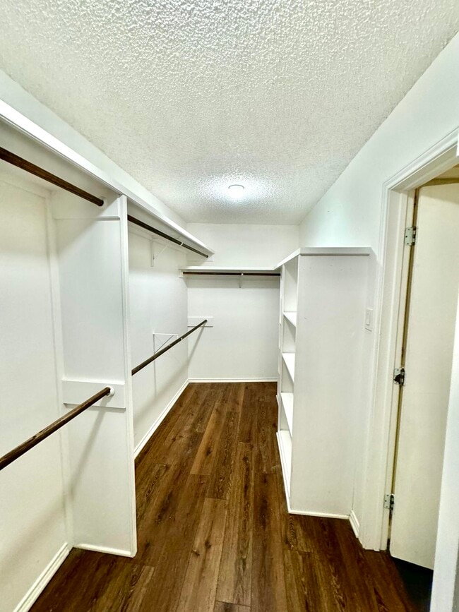 Building Photo - 9306 Utica Dr