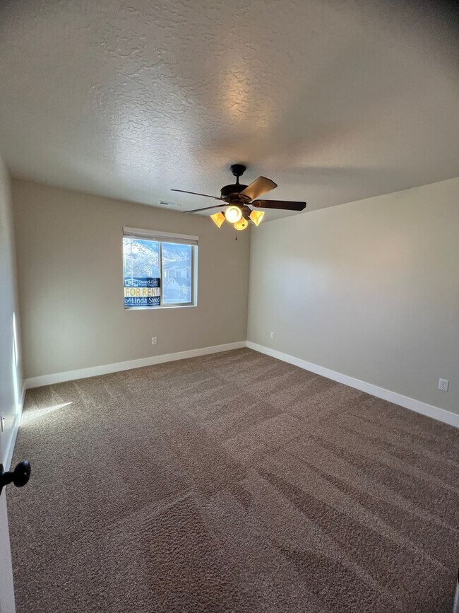 Building Photo - Located in Meadow Crest- 3 bedrooms 3 baths