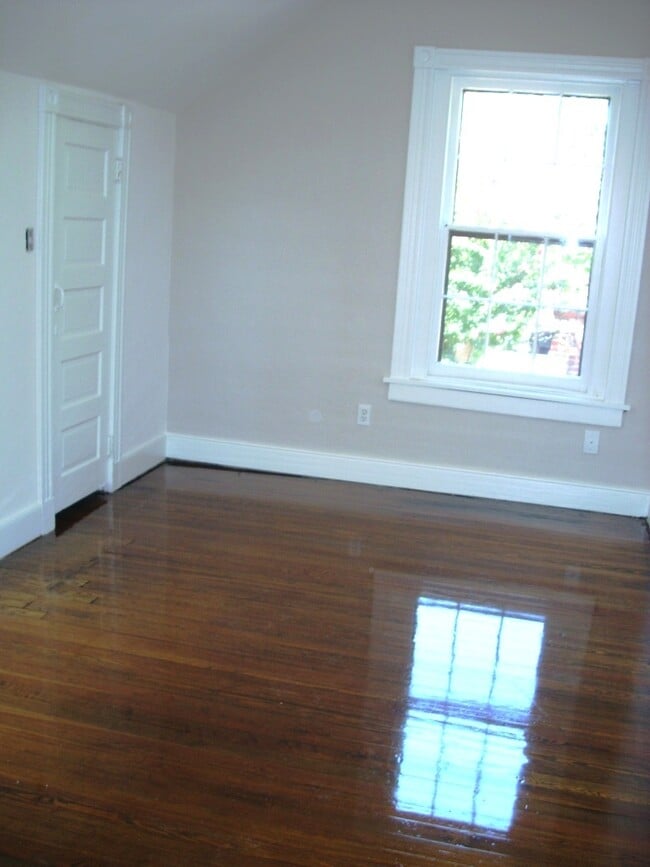 Building Photo - -- AVAILABLE SEPTEMBER 4TH -- 2 BR / 1 BA Beautiful Historic Carriage House on Monument Ave! Avai...