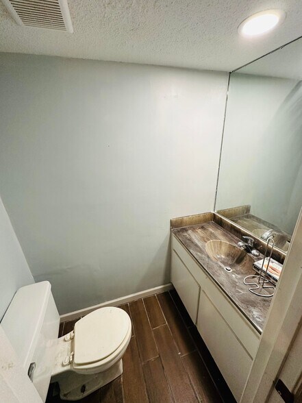 Half bath downstairs - 3637 Haughton Ln