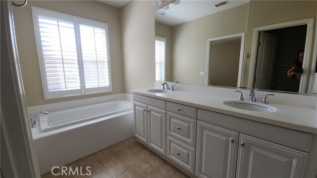 Building Photo - 32 Loquat