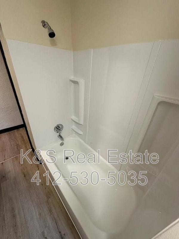 Building Photo - 144-144 W 9th Ave