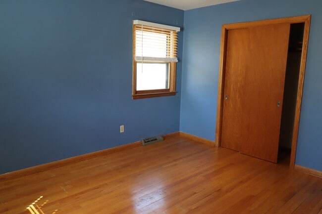 Building Photo - 5331 S La Salle Dr