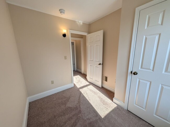 Building Photo - Beautiful Remodeled 3 Bedroom Home