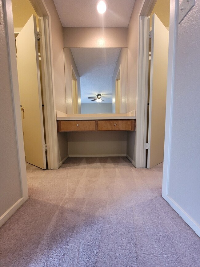 Building Photo - 2 bed 2 bath townhome with 1 car garage