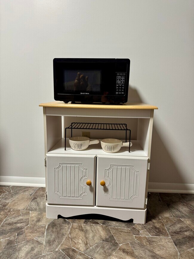 Building Photo - 1001 White Oak Rd