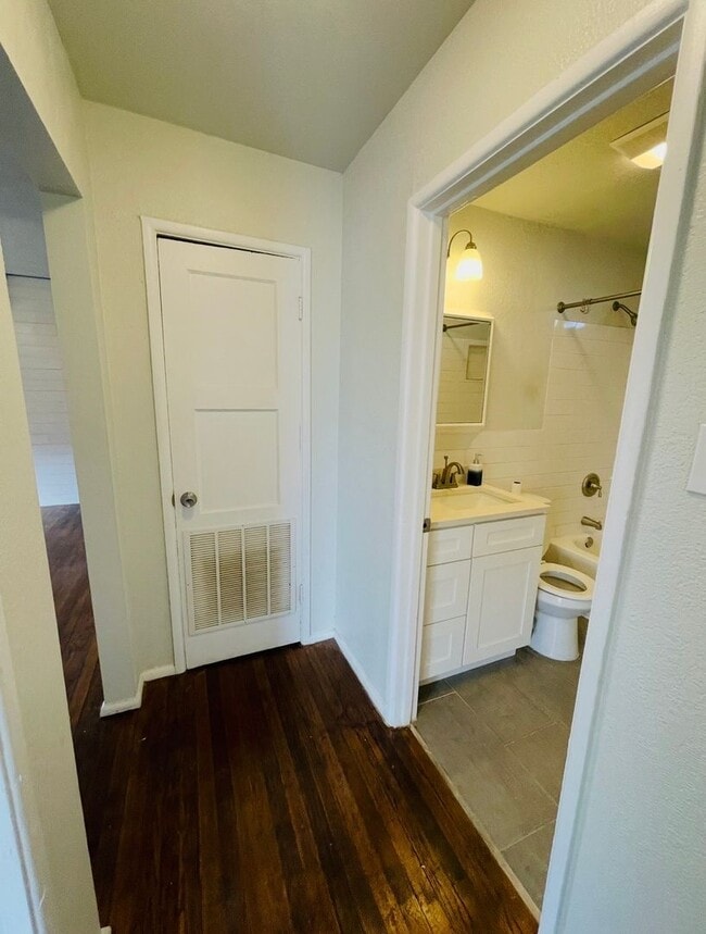 Building Photo - Cincinnati Ave