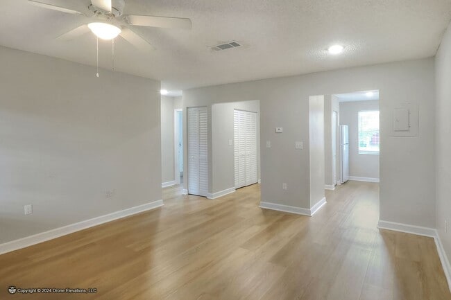 Building Photo - ****1ST MONTH RENT FREE! Cozy 1 Bedroom Apartment