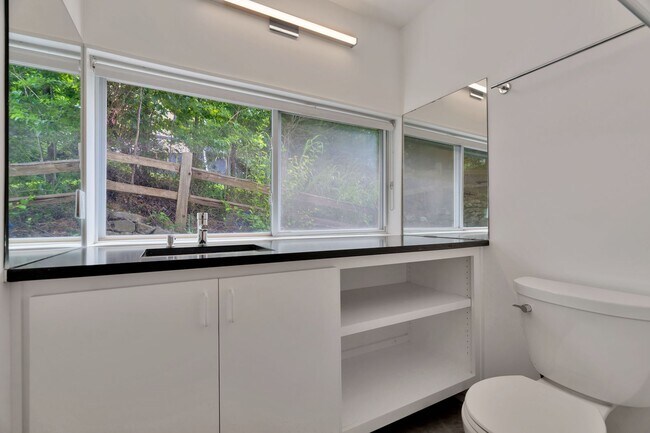 Building Photo - 1124 Heath Dr