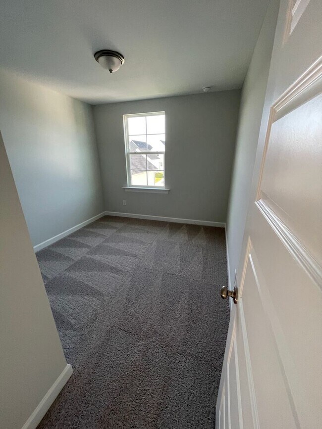 Building Photo - Gorgeous newer 3BD/2.5BA home w/ 2 car garage in Clayton!