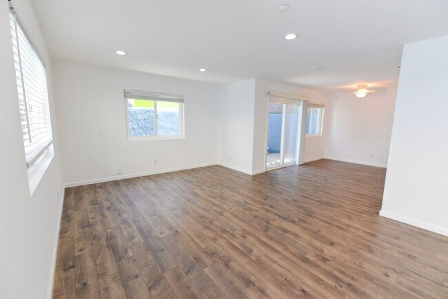 Building Photo - 257 Avenida Victoria